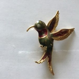 Vintage Hummingbird Brooch. 
Materials: Gold Tone Metal, Enamel,Rhinestone-eye.